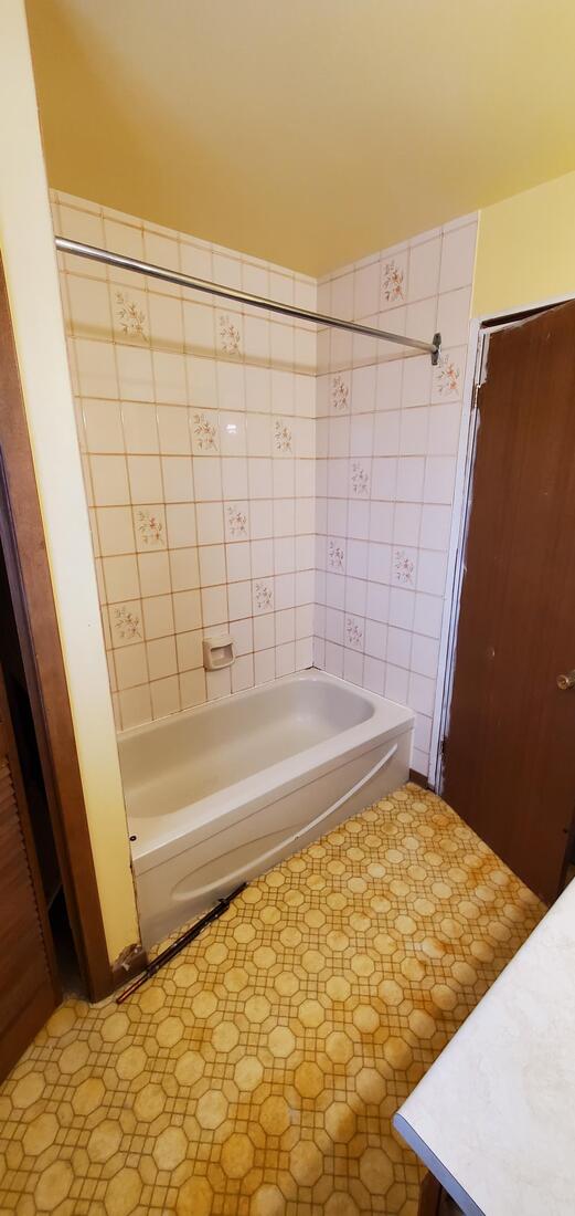 Outdated Tub and tile.